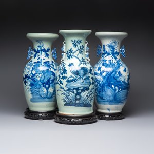 Two Chinese blue and white celadon-ground vases and a blue and white vase, on wooden stands, 19th C. — foto 1