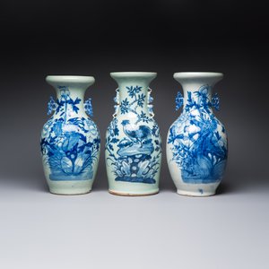 Two Chinese blue and white celadon-ground vases and a blue and white vase, on wooden stands, 19th C. — foto 2