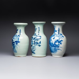 Two Chinese blue and white celadon-ground vases and a blue and white vase, on wooden stands, 19th C. — foto 3
