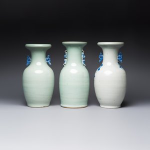 Two Chinese blue and white celadon-ground vases and a blue and white vase, on wooden stands, 19th C. — foto 4