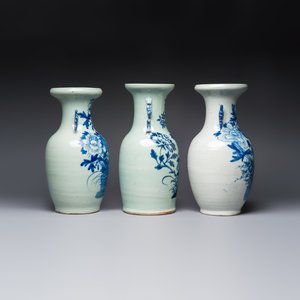Two Chinese blue and white celadon-ground vases and a blue and white vase, on wooden stands, 19th C. — foto 5