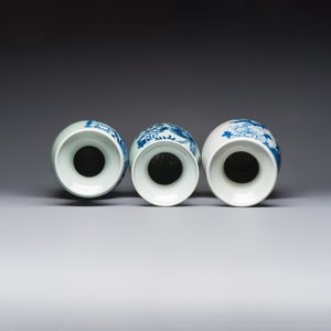 Two Chinese blue and white celadon-ground vases and a blue and white vase, on wooden stands, 19th C. — foto 6