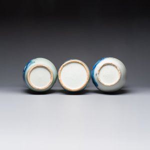 Two Chinese blue and white celadon-ground vases and a blue and white vase, on wooden stands, 19th C. — foto 7