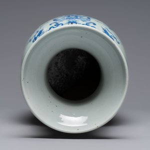 Two Chinese blue and white celadon-ground vases and a famille rose vase, signed Mao Zirong 毛子榮, 19/20th C. — foto 12