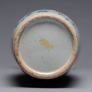 Two Chinese blue and white celadon-ground vases and a famille rose vase, signed Mao Zirong 毛子榮, 19/20th C. — foto 13