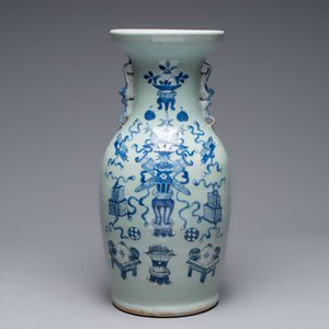Two Chinese blue and white celadon-ground vases and a famille rose vase, signed Mao Zirong 毛子榮, 19/20th C. — foto 8