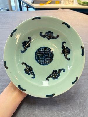 Two Chinese blue and white celadon-ground 'Wu Fu Peng Shou 五福捧壽' plates, Chenghua mark, 19th C. — photo 6