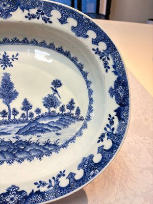 Two Chinese blue and white chargers with floral and landscape design, Qianlong — 照片 11