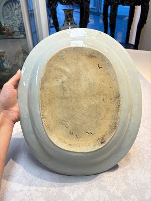 Two Chinese blue and white chargers with floral and landscape design, Qianlong — 照片 12