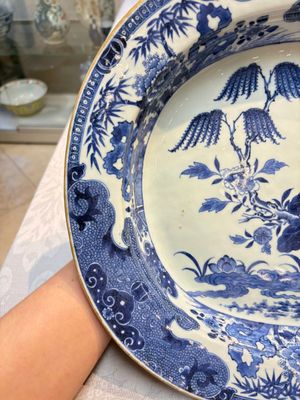 Two Chinese blue and white chargers with floral and landscape design, Qianlong — 照片 2