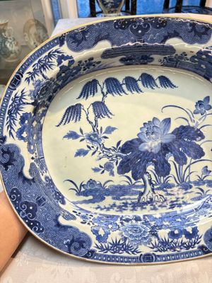 Two Chinese blue and white chargers with floral and landscape design, Qianlong — 照片 3