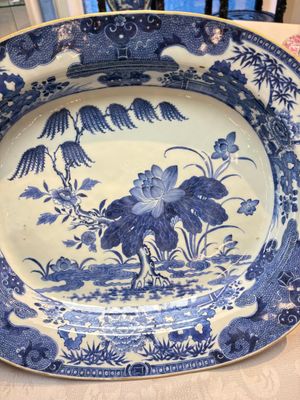 Two Chinese blue and white chargers with floral and landscape design, Qianlong — 照片 4