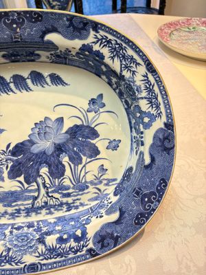 Two Chinese blue and white chargers with floral and landscape design, Qianlong — 照片 5