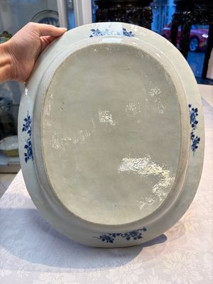 Two Chinese blue and white chargers with floral and landscape design, Qianlong — 照片 6