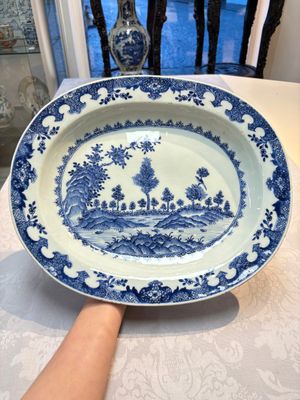 Two Chinese blue and white chargers with floral and landscape design, Qianlong — 照片 7