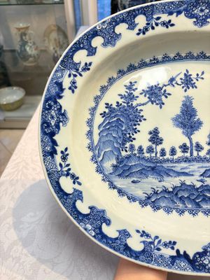 Two Chinese blue and white chargers with floral and landscape design, Qianlong — 照片 8