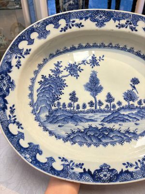 Two Chinese blue and white chargers with floral and landscape design, Qianlong — 照片 9