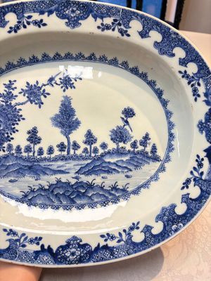 Two Chinese blue and white chargers with floral and landscape design, Qianlong — 照片 10