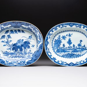 Two Chinese blue and white chargers with floral and landscape design, Qianlong — 照片 1