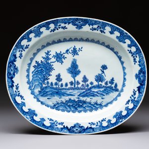 Two Chinese blue and white chargers with floral and landscape design, Qianlong — 照片 2