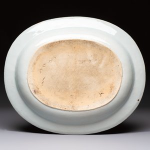 Two Chinese blue and white chargers with floral and landscape design, Qianlong — 照片 3