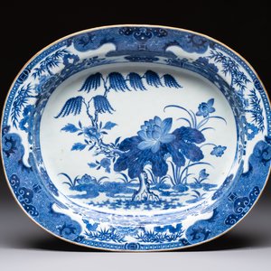 Two Chinese blue and white chargers with floral and landscape design, Qianlong — 照片 4