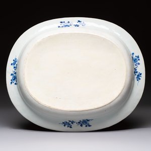 Two Chinese blue and white chargers with floral and landscape design, Qianlong — 照片 5