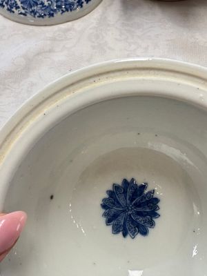 Two Chinese blue and white 'Chilong' covered warming bowls, Guangxu mark and of the period — foto 11