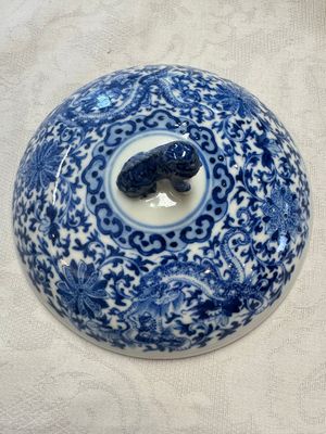 Two Chinese blue and white 'Chilong' covered warming bowls, Guangxu mark and of the period — foto 14