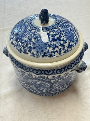 Two Chinese blue and white 'Chilong' covered warming bowls, Guangxu mark and of the period — foto 2