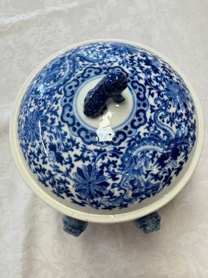 Two Chinese blue and white 'Chilong' covered warming bowls, Guangxu mark and of the period — foto 6
