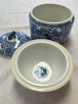 Two Chinese blue and white 'Chilong' covered warming bowls, Guangxu mark and of the period — foto 8