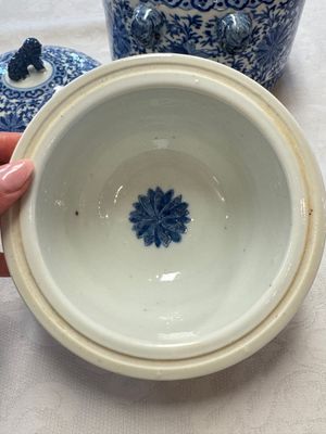Two Chinese blue and white 'Chilong' covered warming bowls, Guangxu mark and of the period — foto 9