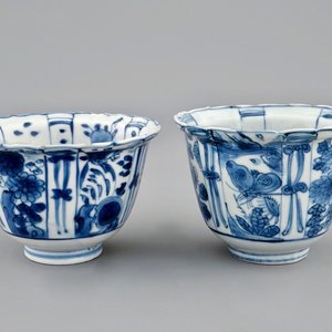 Two Chinese blue and white crow cups, Ming, Wanli — 照片 1