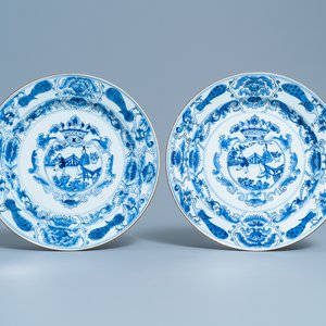 Two Chinese blue and white crowned medallion chargers, Kangxi — 照片 1