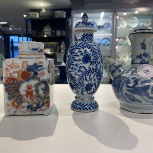 Two Chinese blue and white cups, a covered vase, a kendi and an Imari-style tea caddy, Wanli and Kangxi — photo 18