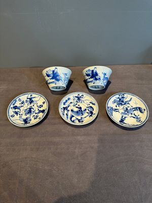 Two Chinese blue and white cups and three saucers with figural design, Kangxi and later — photo 1