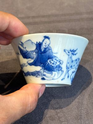 Two Chinese blue and white cups and three saucers with figural design, Kangxi and later — photo 15