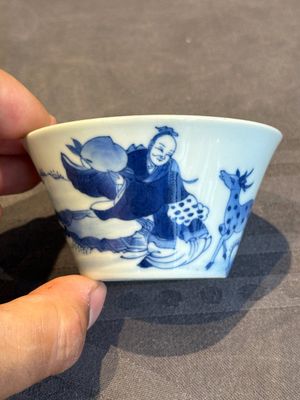 Two Chinese blue and white cups and three saucers with figural design, Kangxi and later — photo 2