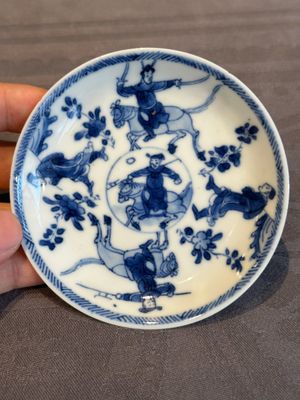 Two Chinese blue and white cups and three saucers with figural design, Kangxi and later — photo 29