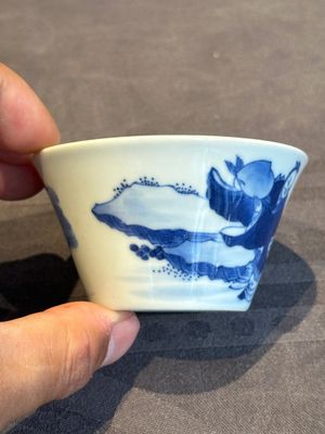 Two Chinese blue and white cups and three saucers with figural design, Kangxi and later — photo 3