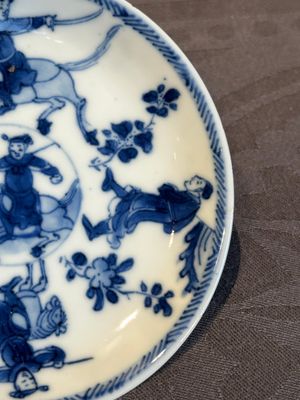 Two Chinese blue and white cups and three saucers with figural design, Kangxi and later — photo 31