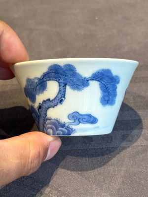 Two Chinese blue and white cups and three saucers with figural design, Kangxi and later — photo 4