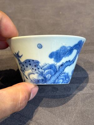 Two Chinese blue and white cups and three saucers with figural design, Kangxi and later — photo 5