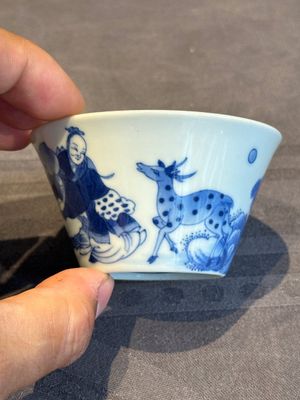 Two Chinese blue and white cups and three saucers with figural design, Kangxi and later — photo 6