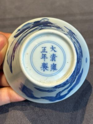 Two Chinese blue and white cups and three saucers with figural design, Kangxi and later — photo 8