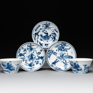 Two Chinese blue and white cups and three saucers with figural design, Kangxi and later — photo 1