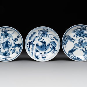 Two Chinese blue and white cups and three saucers with figural design, Kangxi and later — photo 2