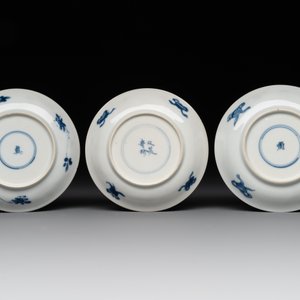 Two Chinese blue and white cups and three saucers with figural design, Kangxi and later — photo 3