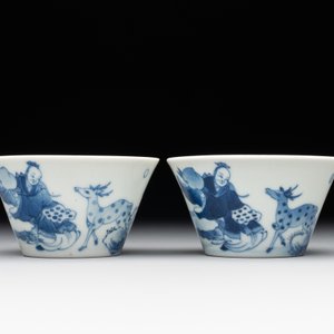 Two Chinese blue and white cups and three saucers with figural design, Kangxi and later — photo 4